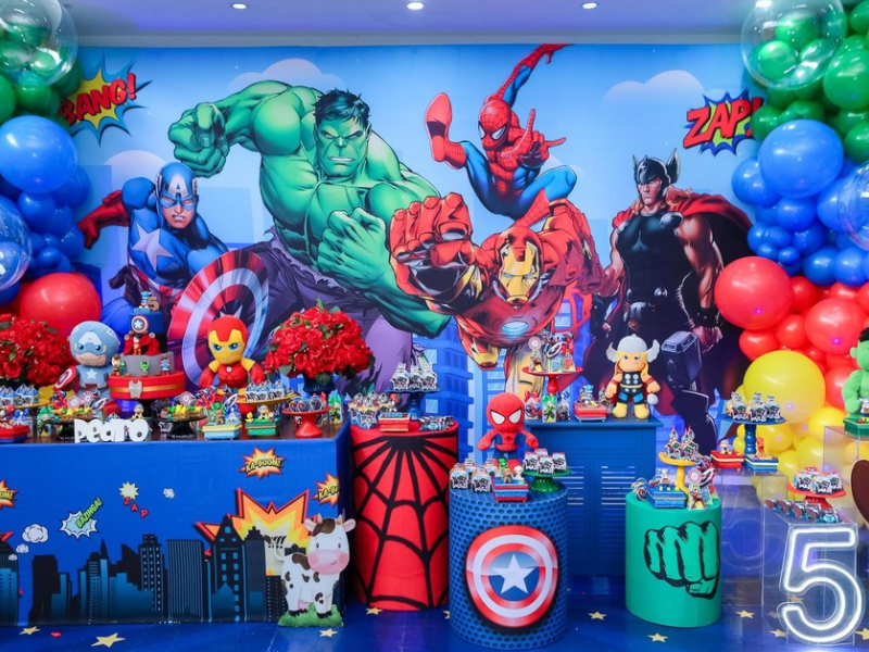 Mesa decorada para festa infantil com tema de super-heróis